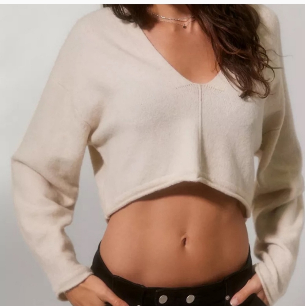 NWOT BDG Valeria Cropped V-Neck Sweater